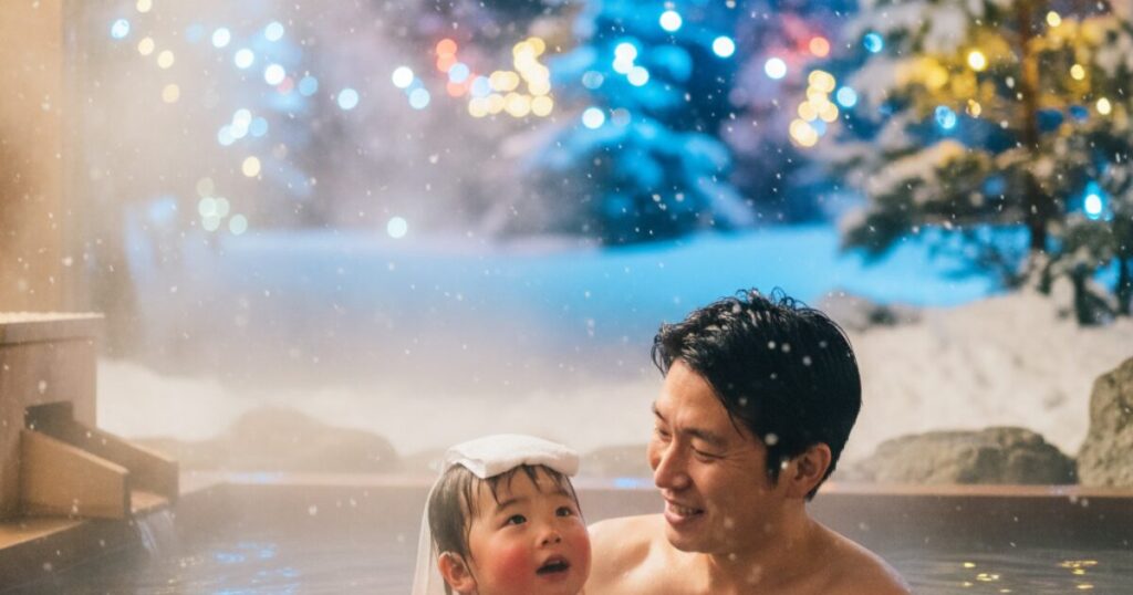 雪見露天風呂に浸かる家族