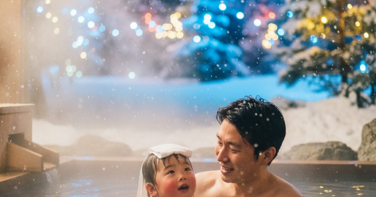 雪見露天風呂に浸かる家族