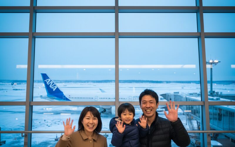 新千歳空港の出発ロビーで手を振る家族