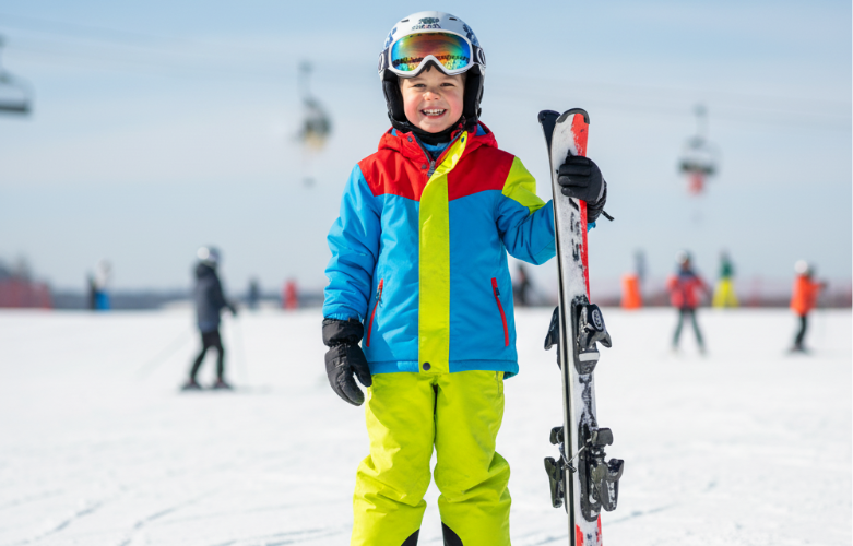 スキーウェアとヘルメットを着用した子供の全身