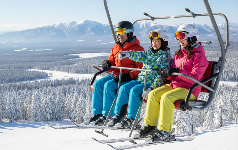 北海道のスキー場でリフトに乗る子連れ家族