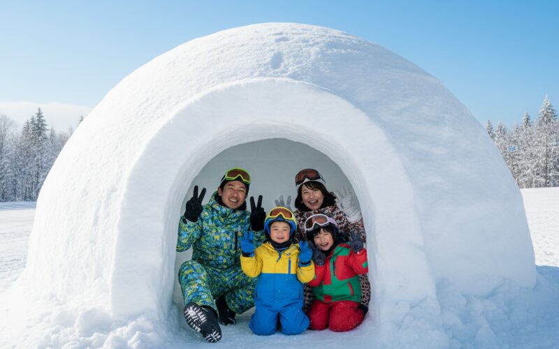北海道の雪遊び場でかまくら体験をする子供