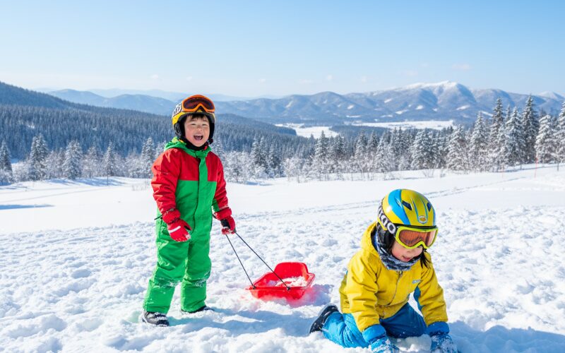 北海道の雪遊び場で笑顔の子供たち