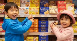 北海道の美味しいお土産品と笑顔の子供