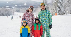 北海道のスキー場でレンタルウェアを着た子供と家族